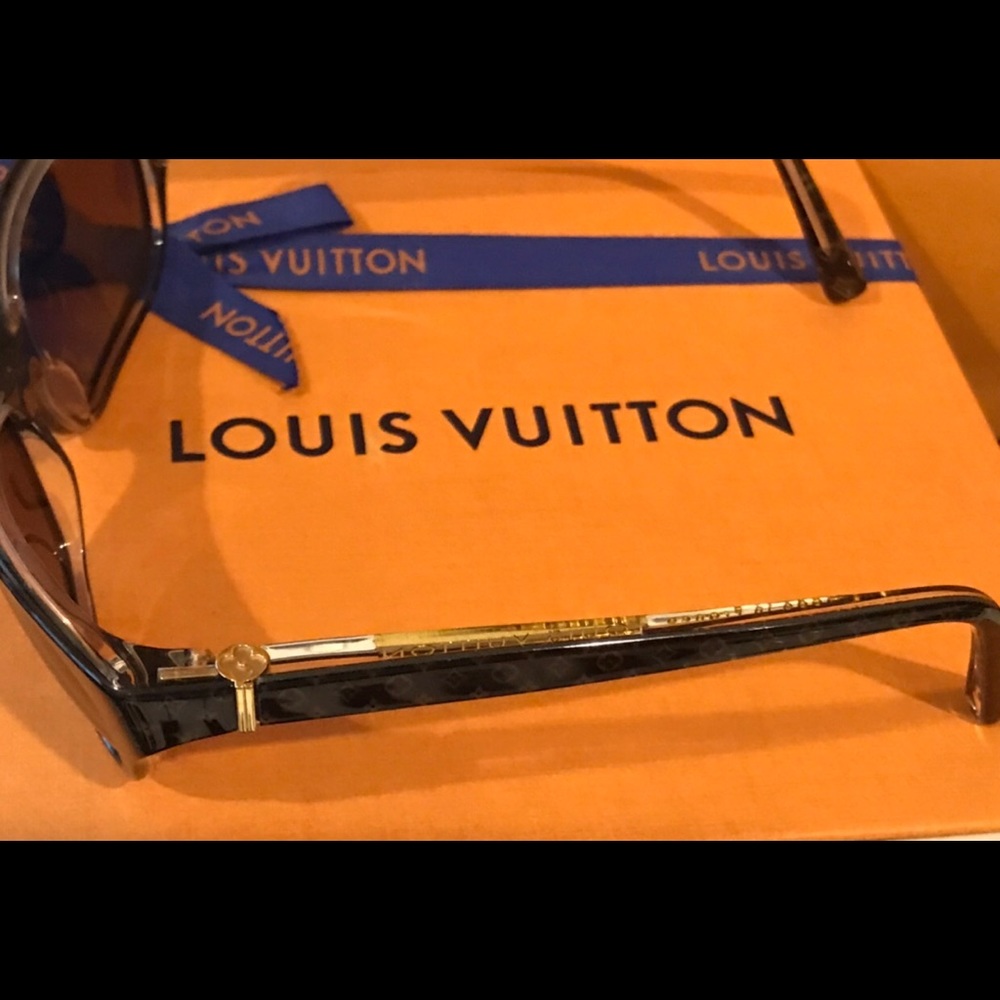 ๐ Sold ๐ Authentic Sunglasses - Picture 7 of 8